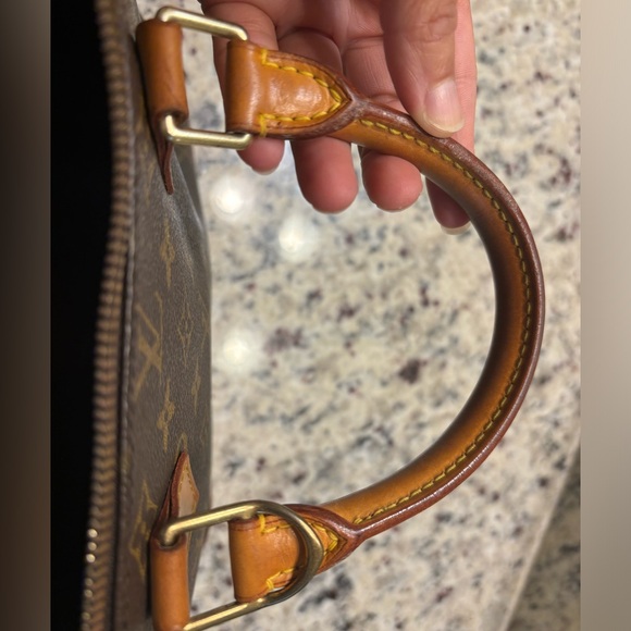 Authentic LOUIS VUITTON Alma Handbag - Picture 15 of 17